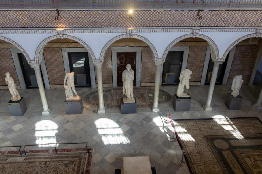 Ala do Museu Nacional do Bardo dedicada a Cartago, com esculturas e mosaicos