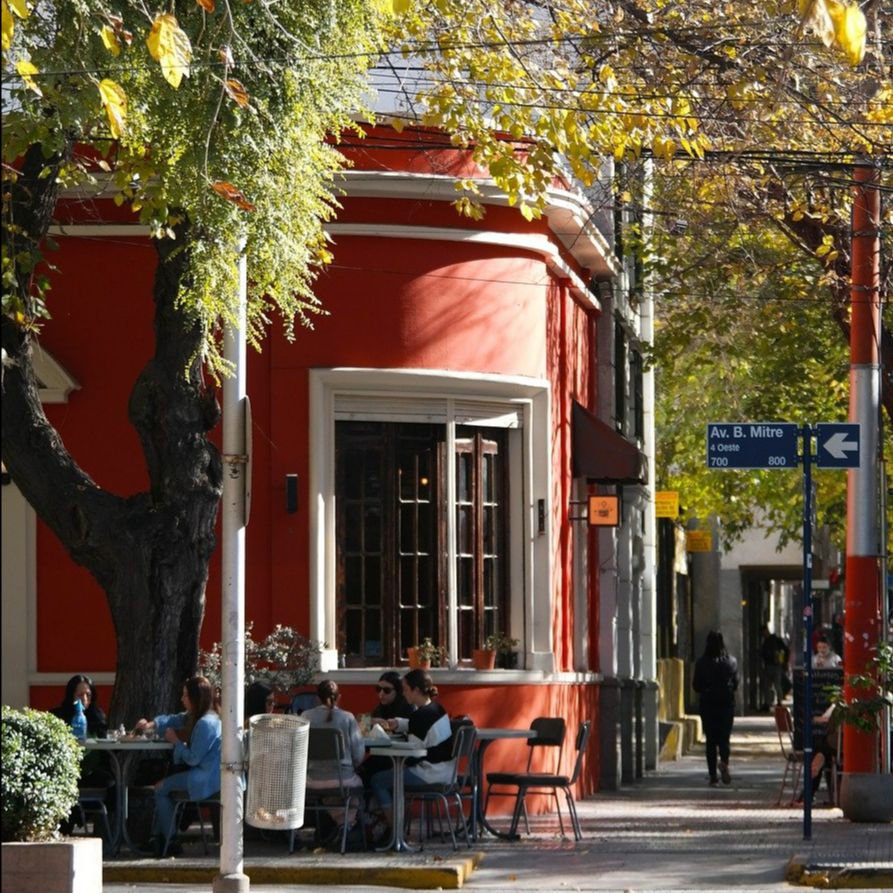 Restaurantes com mesas ao ar livre são uma ótima opção no verão em Mendoza