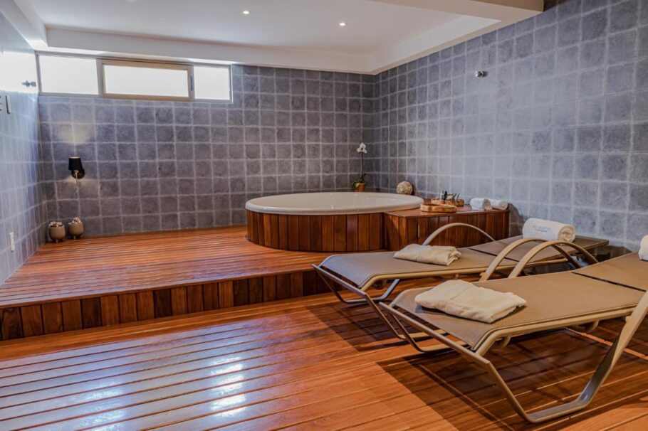 Alguns quartos do Oceana Atlântico Hotel, em João Pessoa, contam com banheira