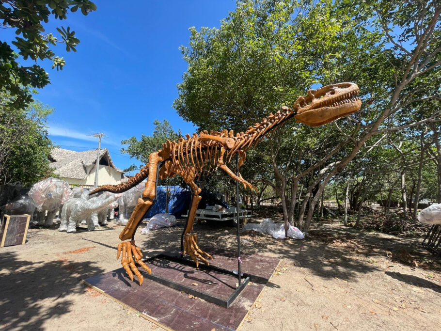 Réplica do Argentinosaurus, com 15 metros de altura, uma das atrações do parque de dinossauros Alchymist Prehistoric Park