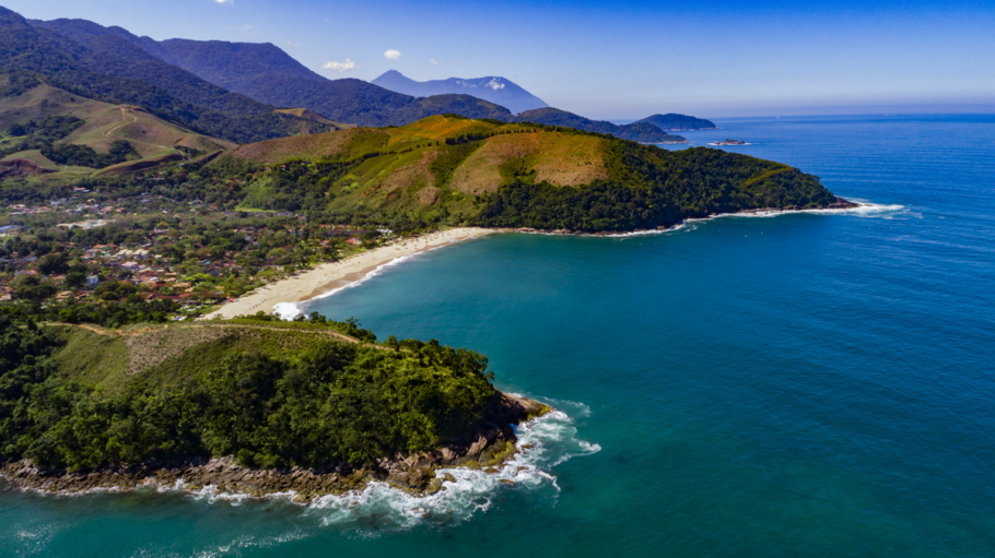 Vista da praia da Paúba, São Sebastião, no litoral norte paulista