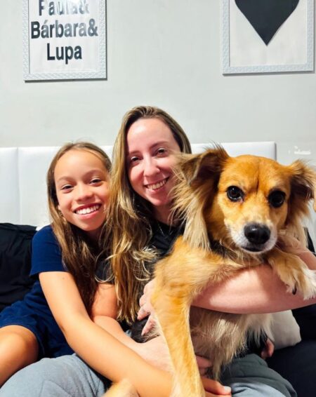 Paula Ferrão, sua filha Babi e a cachorrinha da família, Lupa