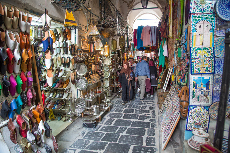 O mercado antigo da Medina de Tunis. é possível encontrar de tudo