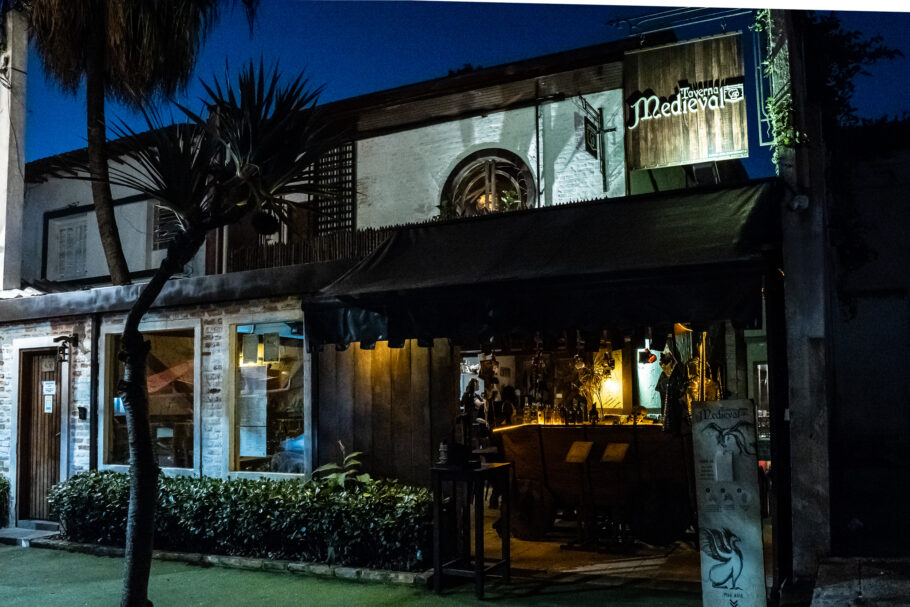 Fachada da hamburgueria Taverna Medieval, na Vila Mariana, na zona sul da capital