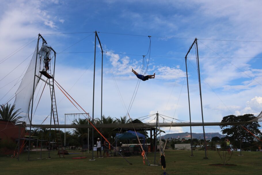 Aulas de trapézio voador estão na programação de férias do Malai Manso
