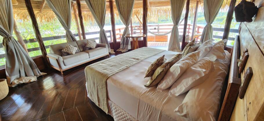 Interior do bangalô panorâmico do Juma Amazon Lodge