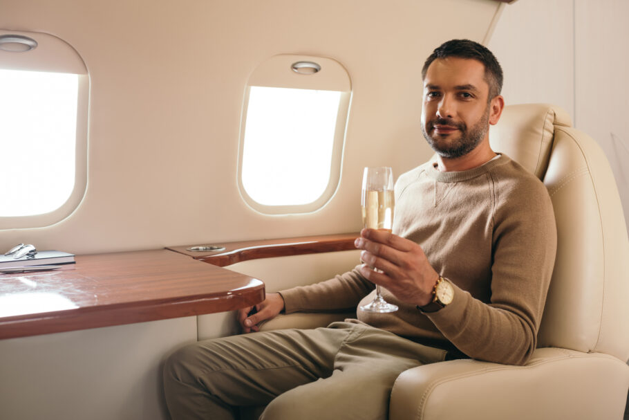 Álcool durante o voo pode expor passageiro a riscos para a saúde cardíaca, de acordo com estudo