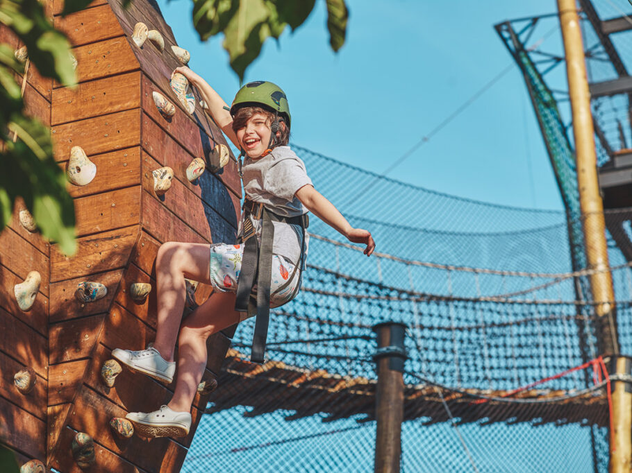 No Santa Clara Eco Resort, crianças se divertem no circuito de arvorismo