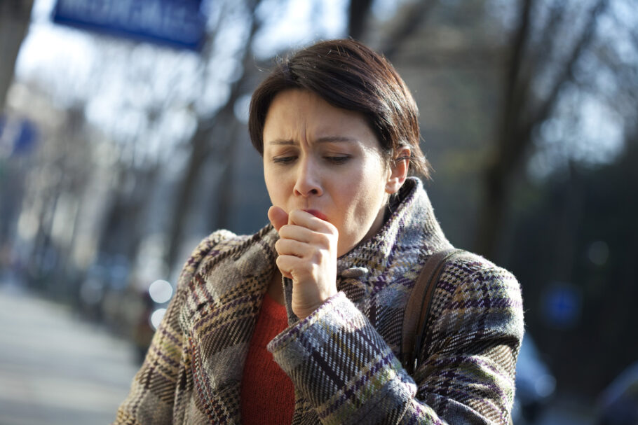 A tosse é o principal sintoma da coqueluche