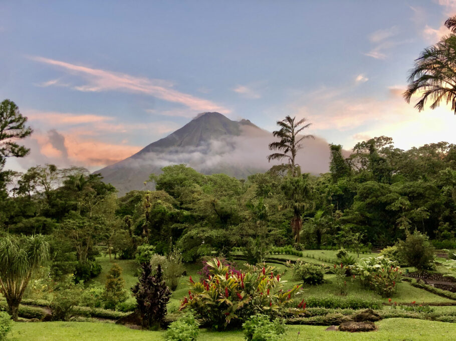 Costa Rica tem diversas reservas florestais, inúmeras cachoeiras e dezenas de vulcões