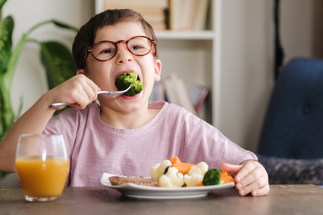 Esse momento pode ser uma ótima forma de apresentar alimentos saudáveis para os pequenos