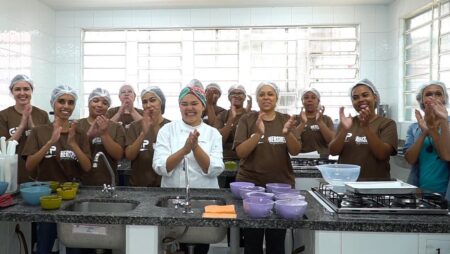 Negócio social oferece cursos e geração de renda no setor de alimentação para pessoas de periferias de todo o Brasil