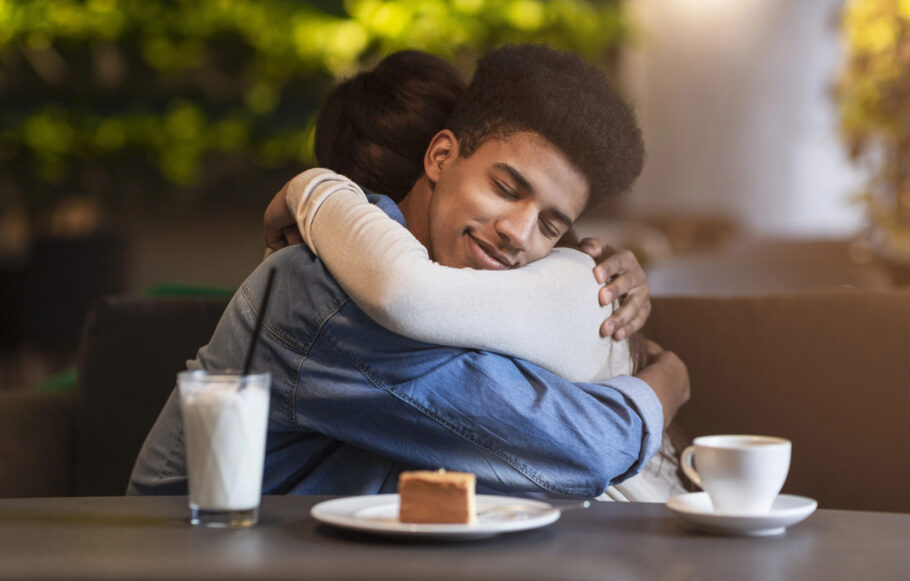 Abraçar é uma forma de liberar hormônios de felicidade e bem-estar