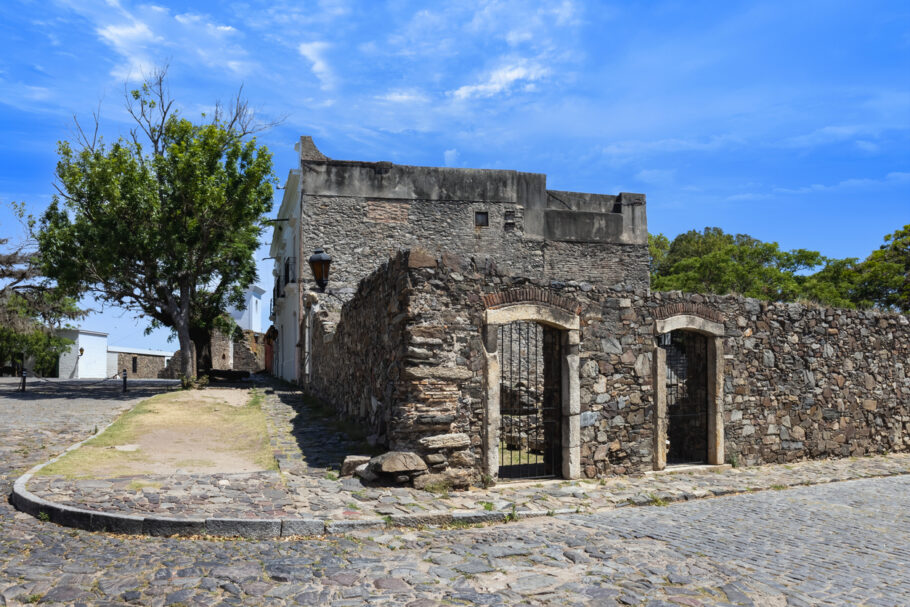 Descubra Colônia del Sacramento patrimônio histórico do Uruguai