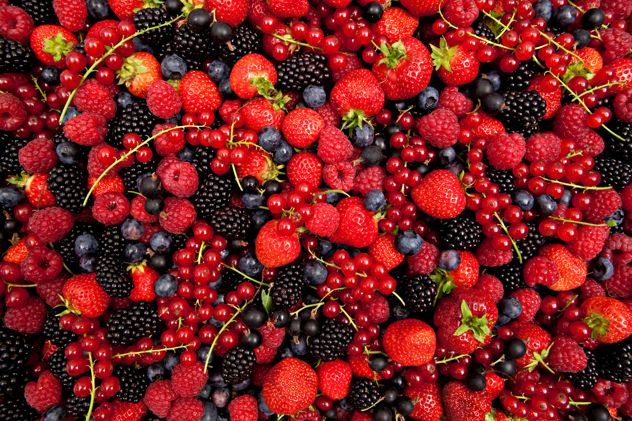 Ricas em antioxidantes, morangos, framboesas e amoras combatem o estresse oxidativo e melhoram a saúde do coração.