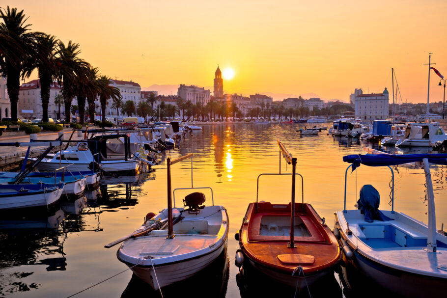 Nascer do sol da manhã dourada em Split