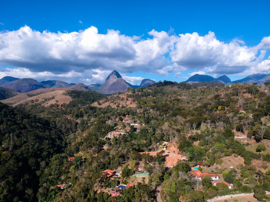 Vista do distrito de Itaipava, em Petrópolis, na Região Serrana do Rio de Janeiro