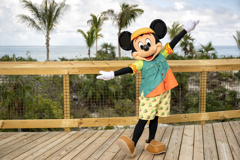 Mickey e demais personagens ganharam roupas temáticas inspiradas nas Bahamas