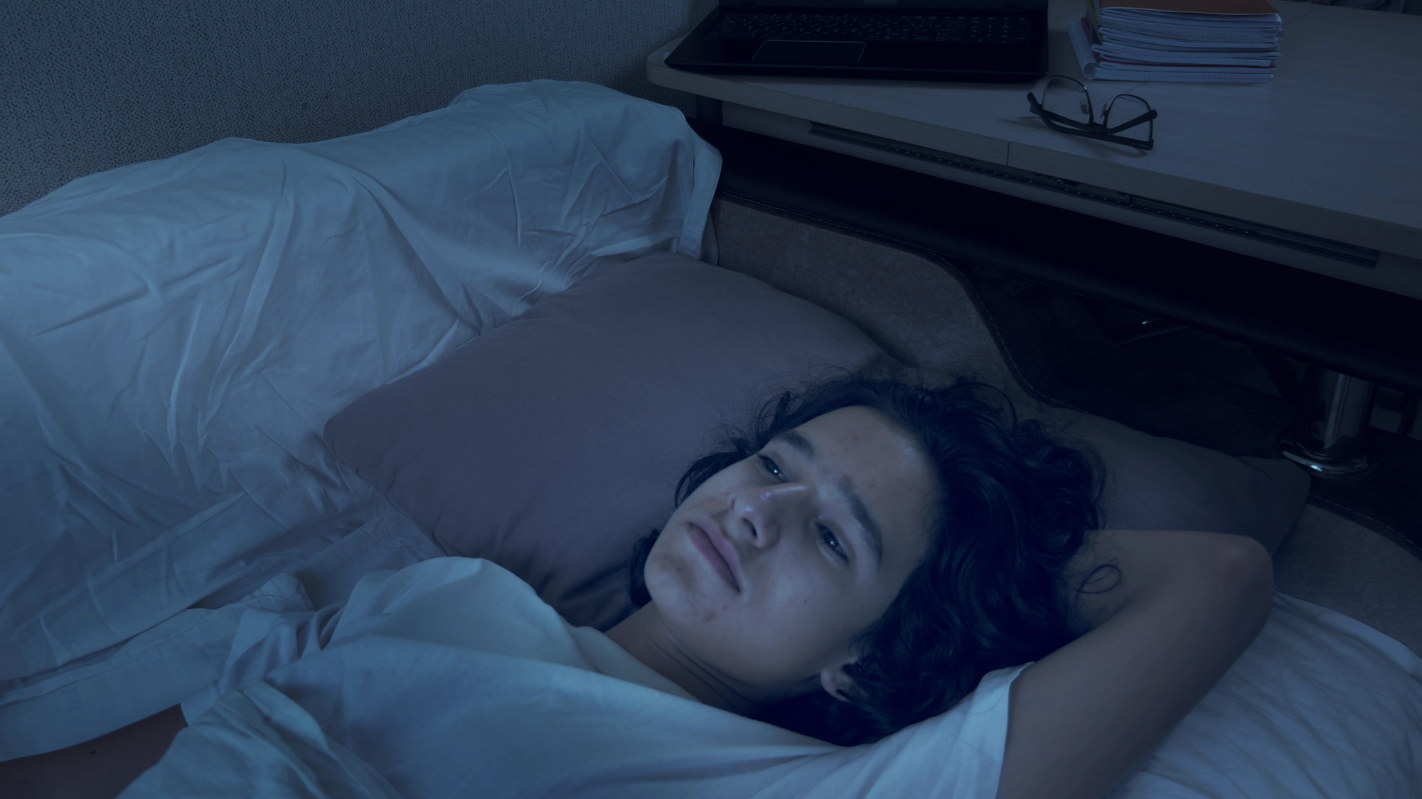 Qual é a relação entre sono regular e depressão?