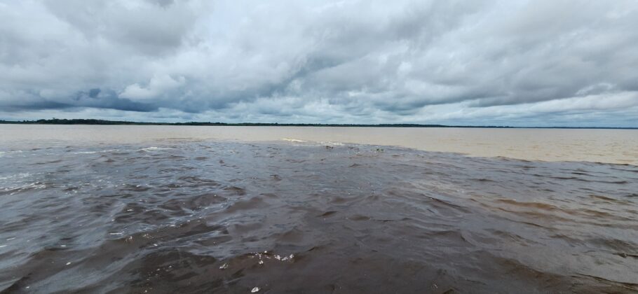 Encontro das águas dos rios Negro e Solimões, em Manaus