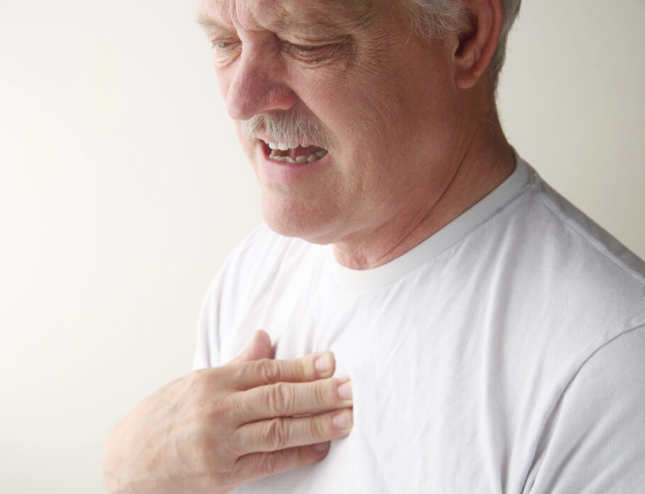 Pessoas com dores no peito podem estar em risco de sofrer um ataque cardíaco na próxima década