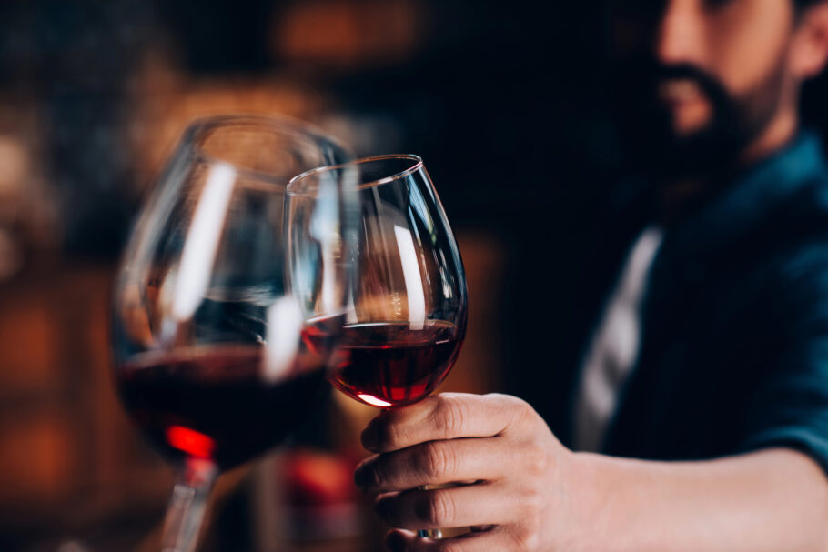 Pesquisadores descobrem que flavanol encontrado no vinho tinto pode ser o responsável pela dor de cabeça