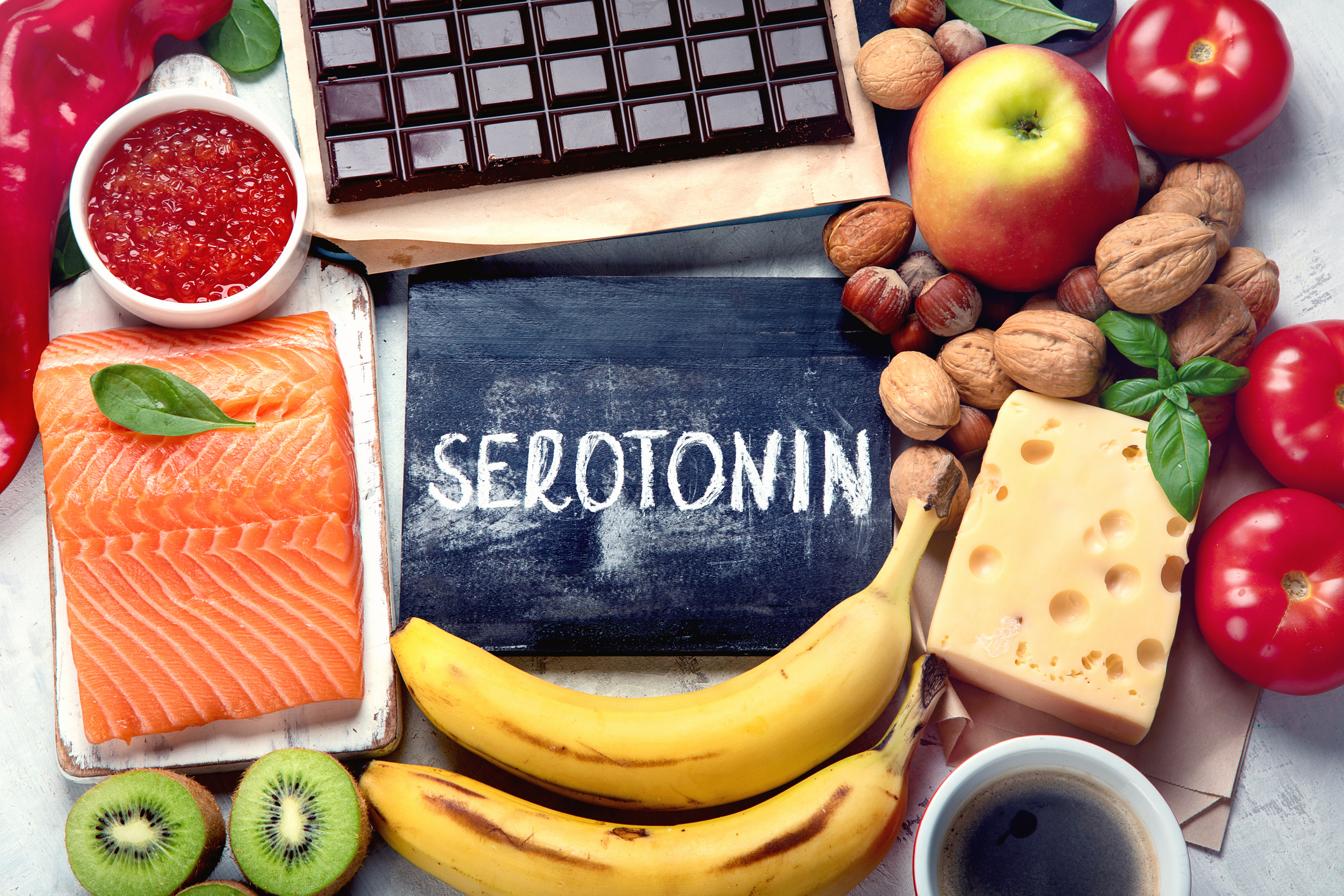 Qual é a relação entre certos alimentos e a serotonina?