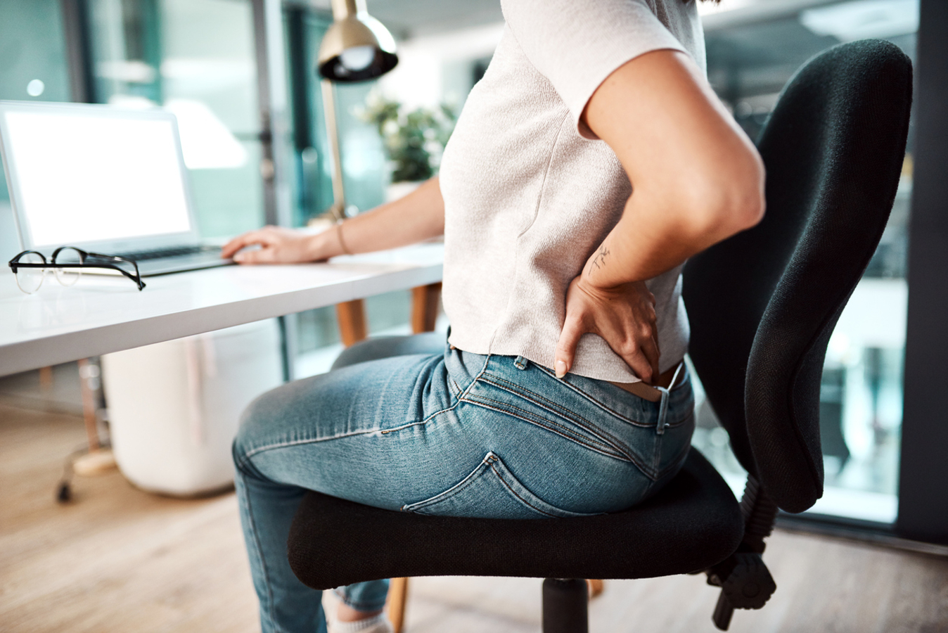 Má postura ao sentar pode contribuir para dor lombar