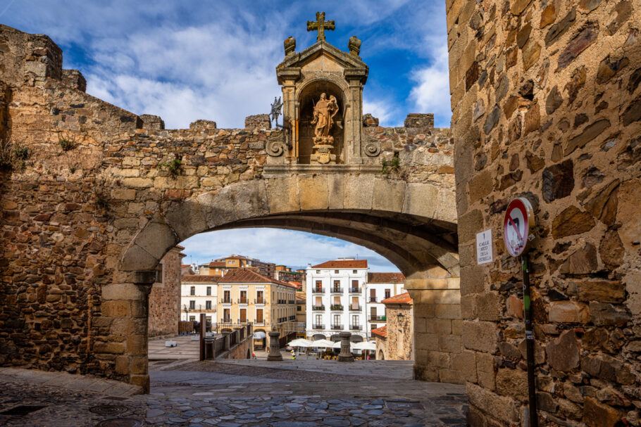 Cáceres, com sua arquitetura medieval bem preservada, foi novamente utilizada para representar a capital de Westeros, Porto Real