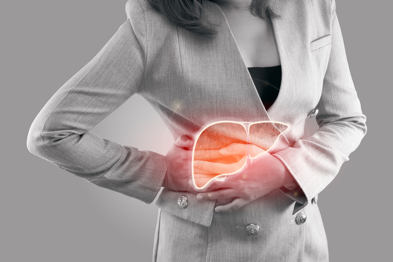 Sinais de problemas hepáticos podem incluir icterícia e dor abdominal. Esteja atento