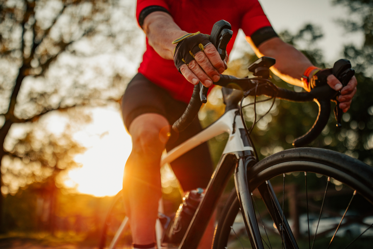 Ciclismo regular ajuda a prevenir a osteoartrite e promove a saúde das articulações