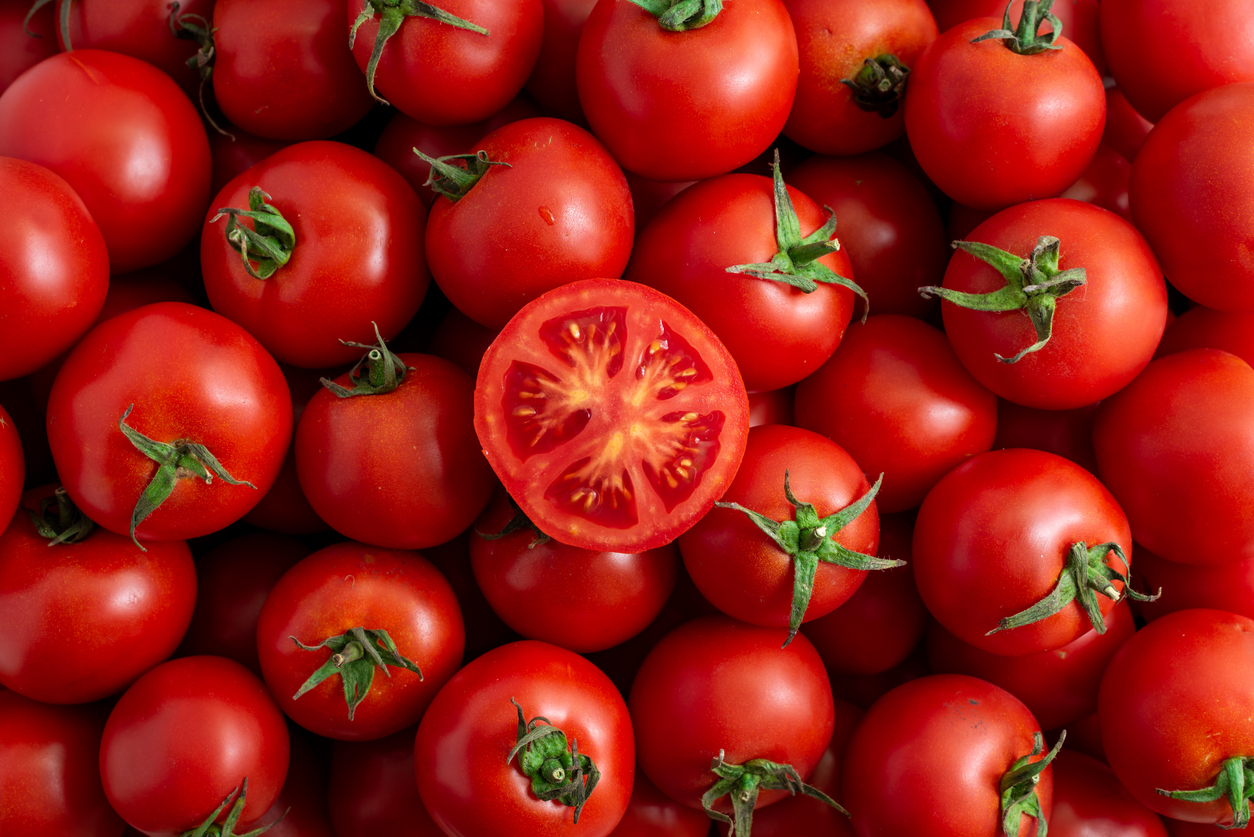 Tomates frescos são uma excelente fonte de licopeno, ajudando a reduzir o risco de câncer