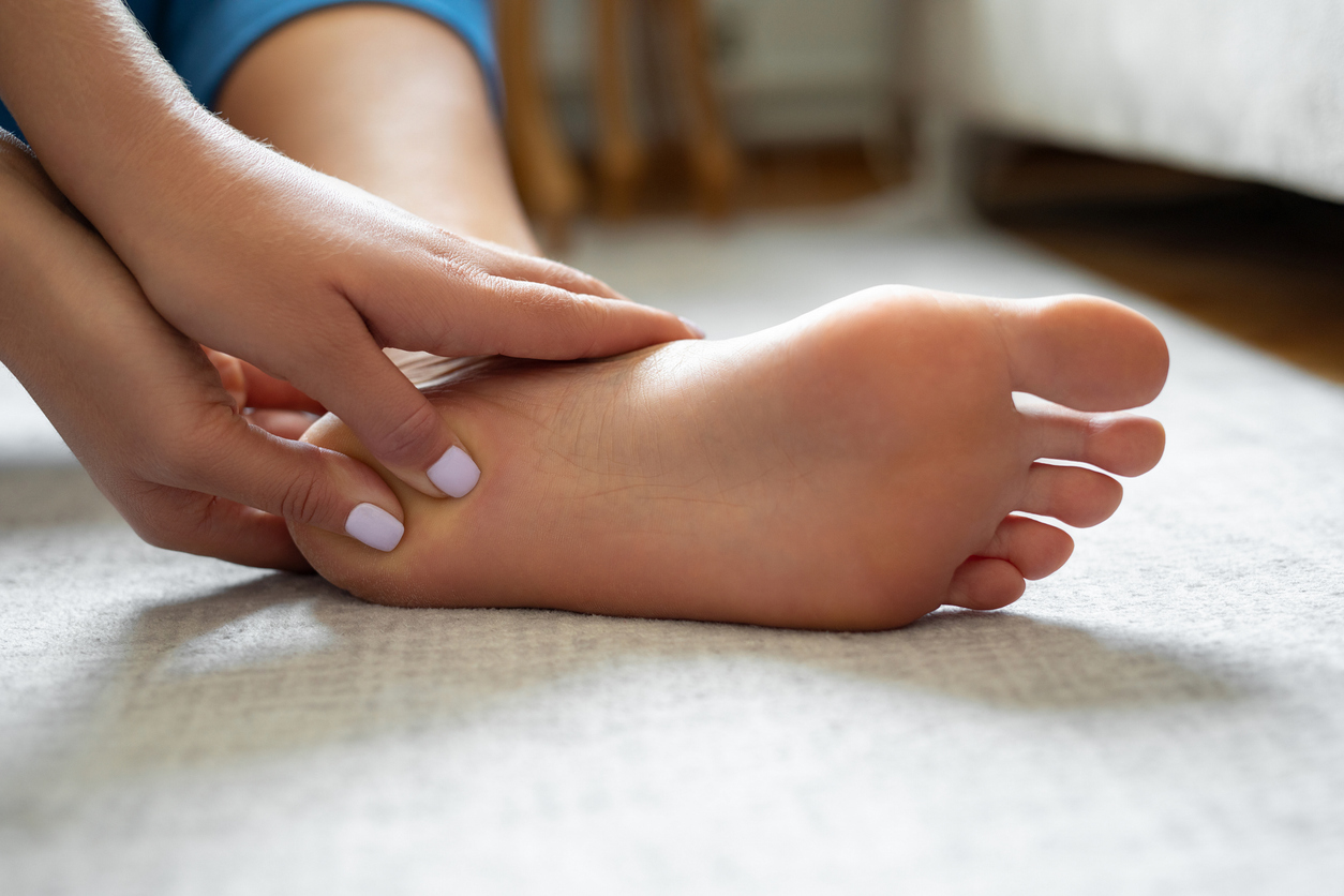 Manchas amareladas nos pés podem ser um sinal de colesterol alto. Fique atento aos sintomas