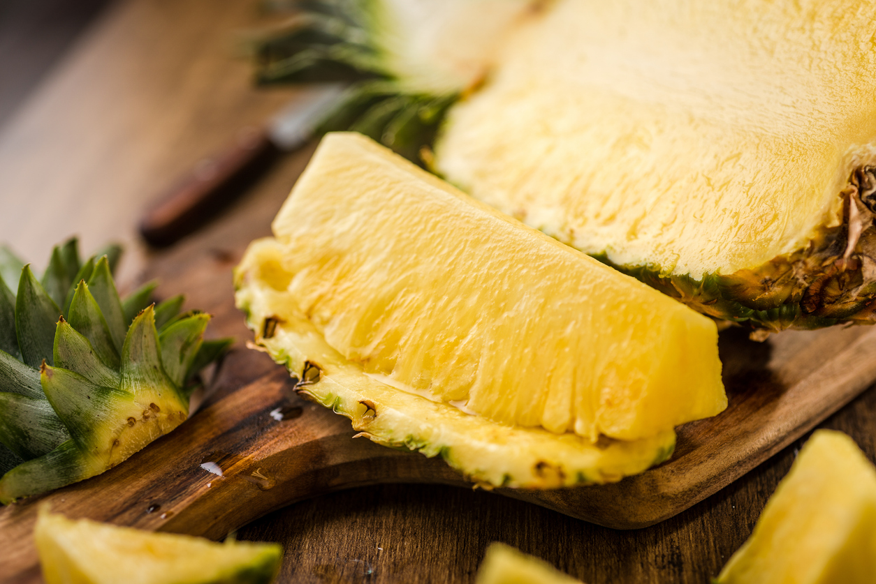 O abacaxi, rico em bromelina e antioxidantes, promove saúde pulmonar