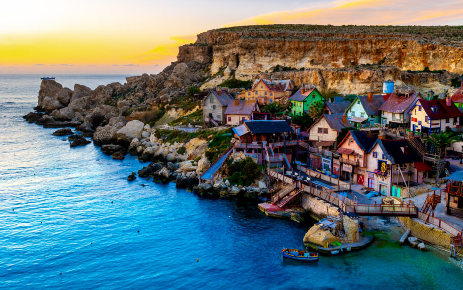 Vista de Popeye Village, em Malta, durante o pôr do sol