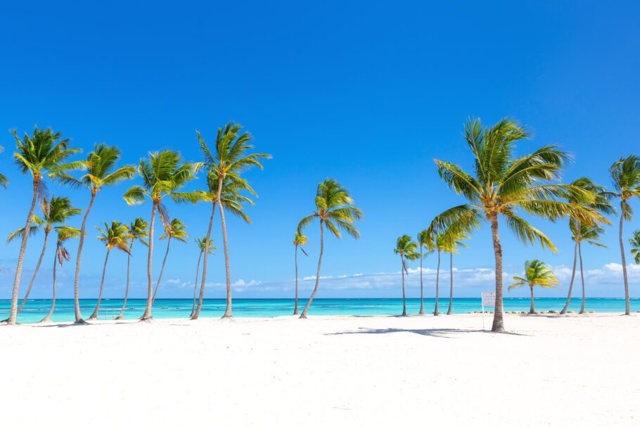 Juanillo tem areias brancas e águas azul-turquesa. emolduradas por palmeiras gigantescas