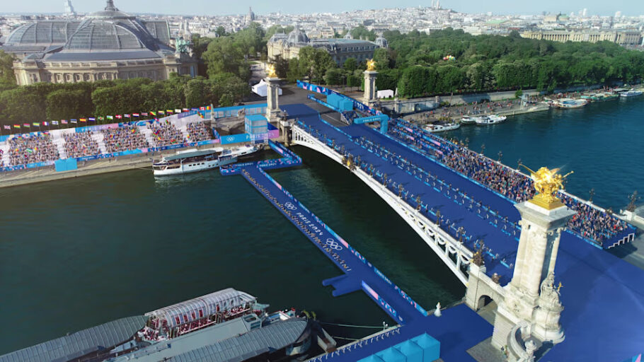 No coração de Paris, a Ponte Alexandre III conecta as duas margens doRio Sena