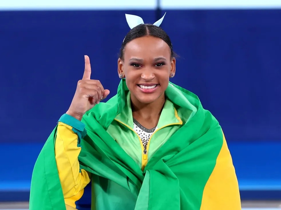 Rebeca Andrade treina para as Olimpíadas de Paris 2024, onde busca novas conquistas para a ginástica brasileira