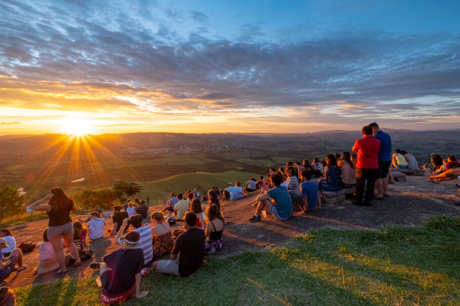 Pôr do sol visto do Mirante Pedra da Bela Vista, em Socorro (SP)