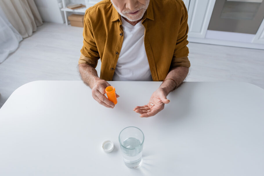 Tomar suplementos diários de proteína e prebióticos pode melhorar a função cerebral de idosos