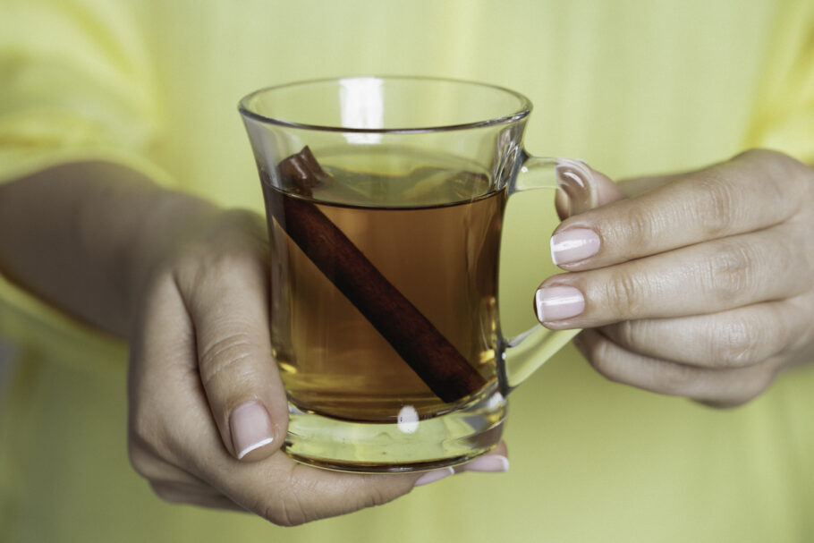 Chá de canela é cheio de compostos benéficos para a saúde.