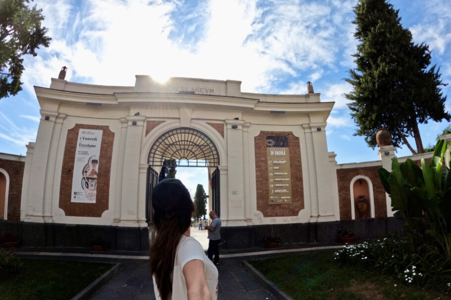 Entrada para o parque arqueológico fica na rua principal da cidade nova