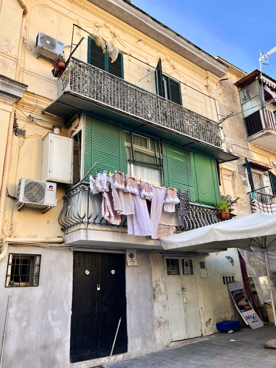 “Carçolas penduradas” nas varandas e janelas lembra muito a visita à vizinha Nápoles