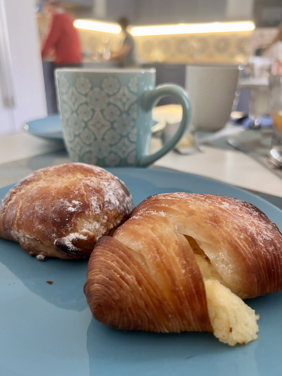 Sfogliatella riccia é mais crocante por fora; já frolla lembra muito o sonho vendido nas nossas padarias – café da manhã do 7Cento Venusiano