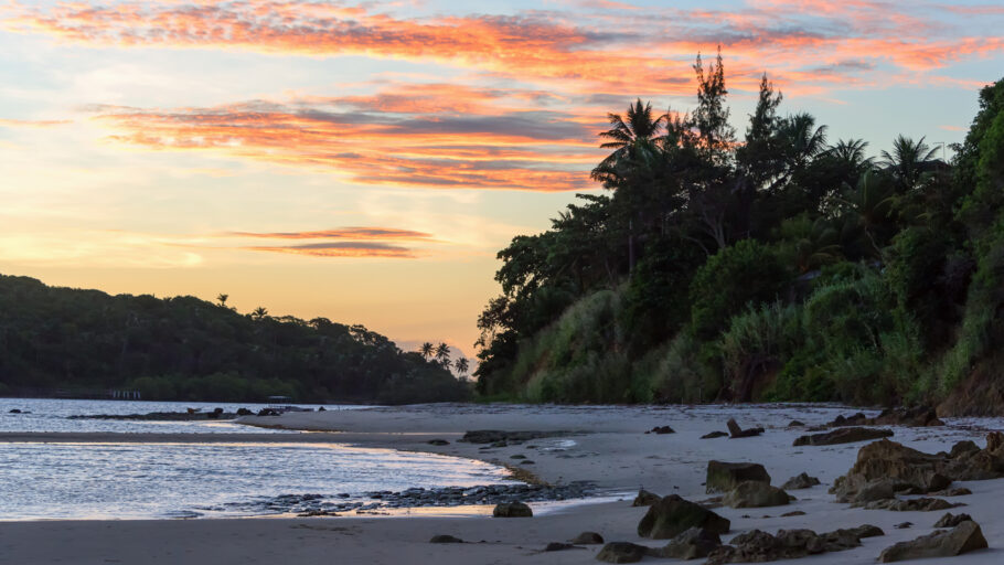 Localizada no município de São Vicente Férrer, Barra de Catuama é uma pequena vila de pescadores com praias de beleza intacta.