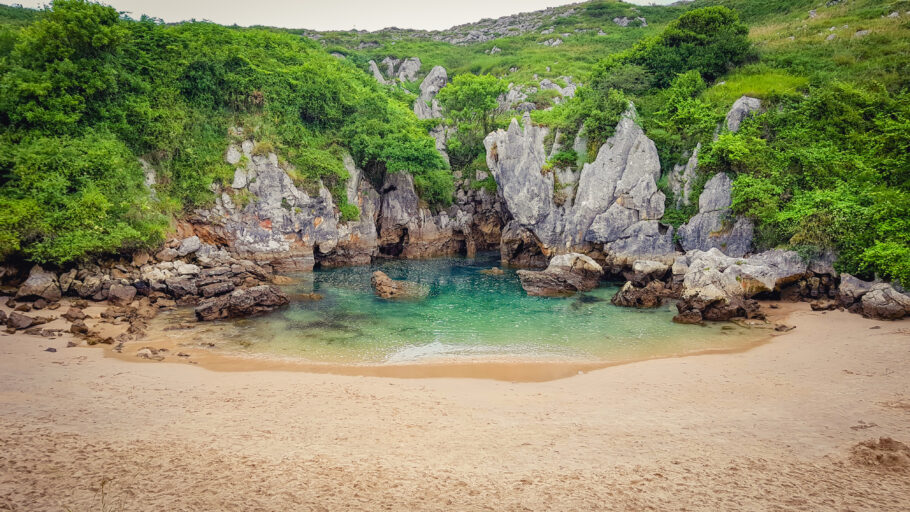 Praia de Gulpiyuri, nas Astúrias, Espanha, também é candidata ao recorde, com uma extensão de 50 metros.