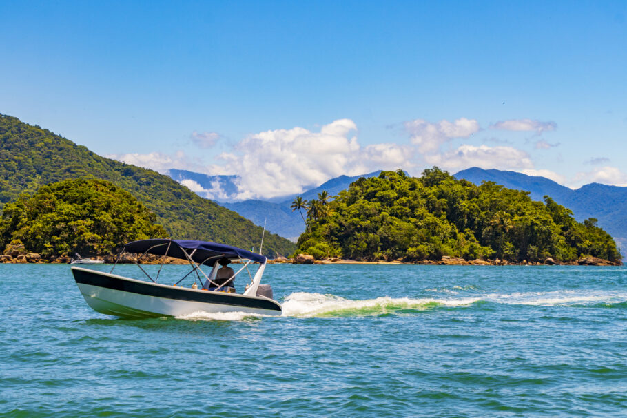 Passeio de barco pela praia do Abraão e Ilhas do Macedo. Ilha Grande, Angra dos Reis, Rio de Janeiro, Brasil.