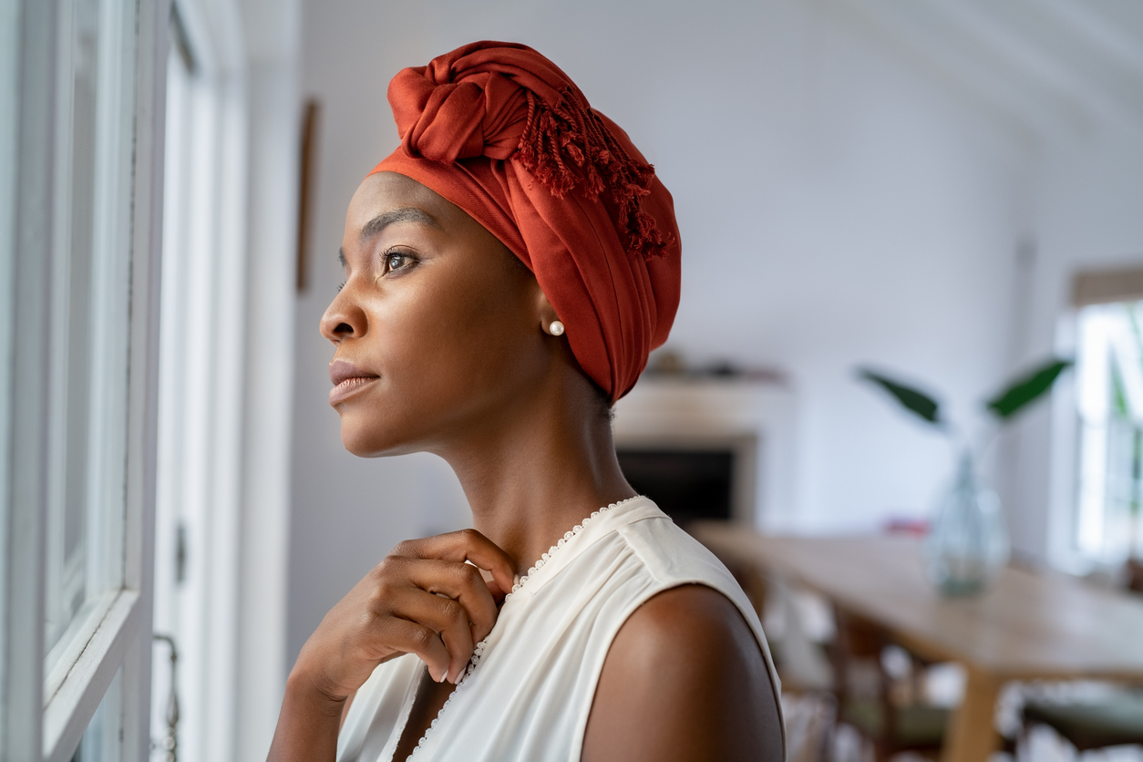 Ondas de calor e suores noturnos podem ser sintomas de menopausa precoce. Esteja atenta aos sinais