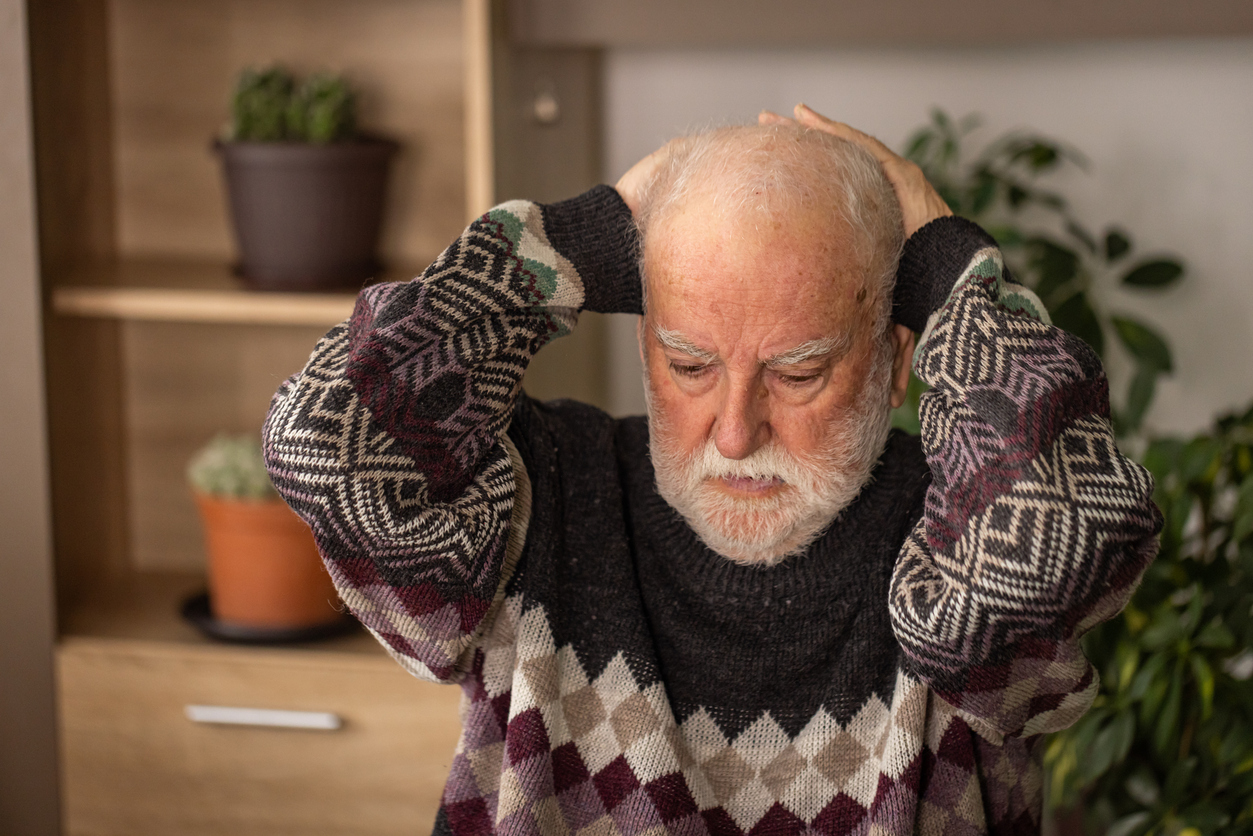 Mudanças no cérebro causadas pelo Alzheimer podem ser identificadas precocemente com o conhecimento dos sintomas e fatores de risco.