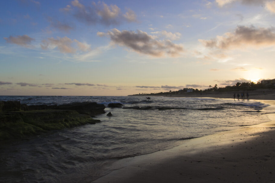 Lindo pôr do sol com gradiente de azul para laranja em contraste com o mar da praia de Arembepe.